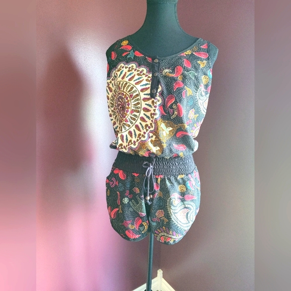 NWOT, SHORT ROMPER, with pockets, very light material, very flattering. - Picture 4 of 14